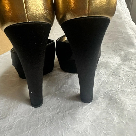 ALEXANDER MCQUEEN black gold peep toe silk satin - Picture 3 of 8